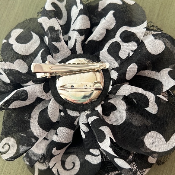 Thirty-one Rosette Clips - Picture 3 of 5
